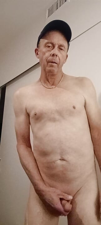 알렌은 온라인으로 자신의 작은 자지를 딸쳐서 자신을 겸손하게 하는 것을 좋아합니다.
