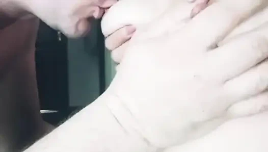 Göğüslerden krem şantiyi iyi yala, bir sürü krem şanti