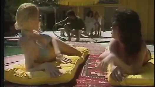 Cewek-cewek hot lagi asik nyepong kontol besar pria ini di luar ruangan sebelum dientot habis-habisan