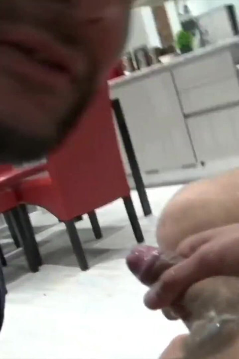 Il tipo etero accetta di divertirsi con il suo amico etero