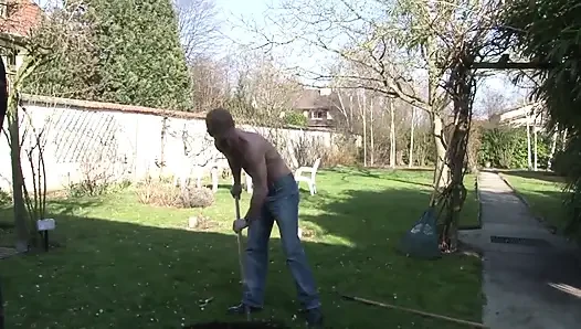 Older brunette slut seduces gardener