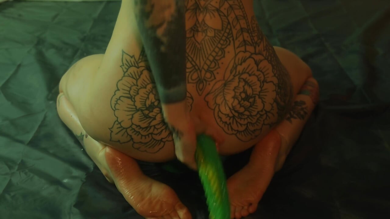 Insatiable Lola Takes 19 Inch Alien Monster