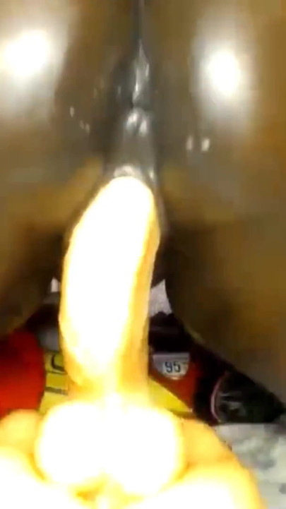 Rebotando mi culo montando un consolador monstruo gritando con orgasmo