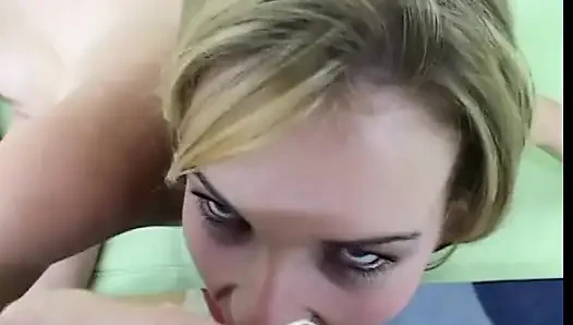POV-blondine mit kleinen titten lutscht riesigen schwanz und wird dann von hinten besahnt