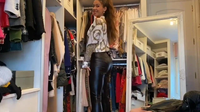 hot girl in tight leather leggings showing her outfit!!