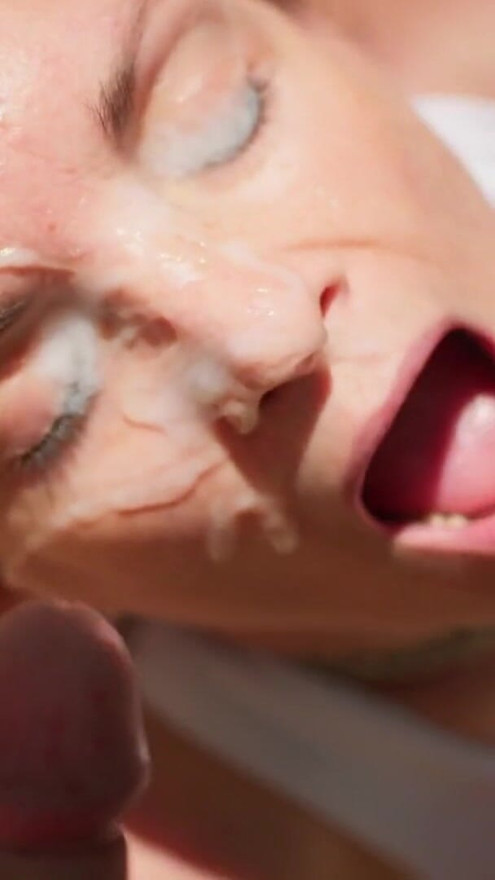 I finger myself in front of passers-by and a jogger fucks me and gives me a big facial | Clip 3