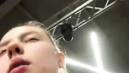 Pelatihan seksi di gym dengan leggins