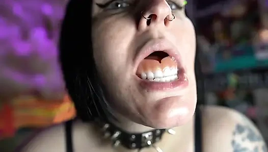 Seksi gotik protezleriyle oynuyor