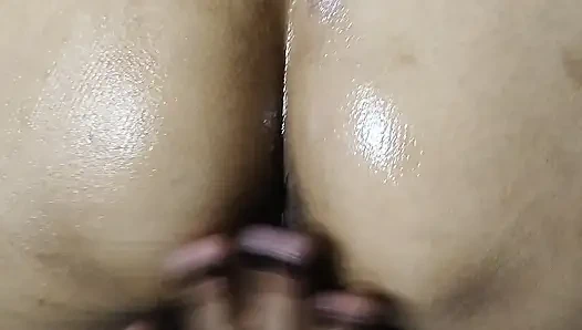 Desi aunty gardh may ungli dal Kar sex ka maza leya