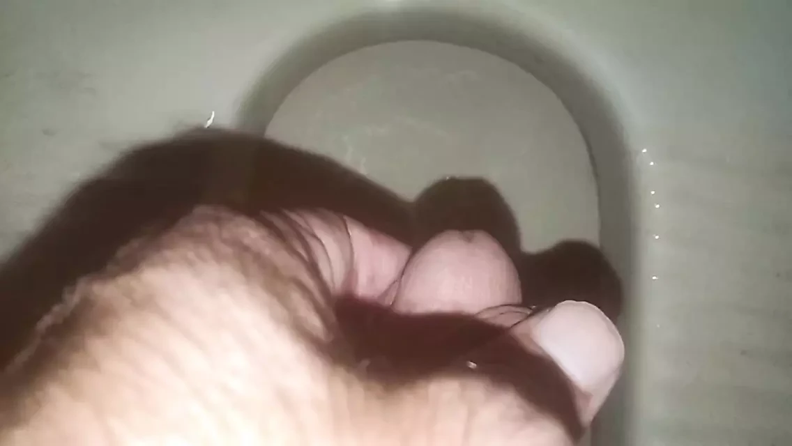 Piss i badet liten kuk Desi botten onani
