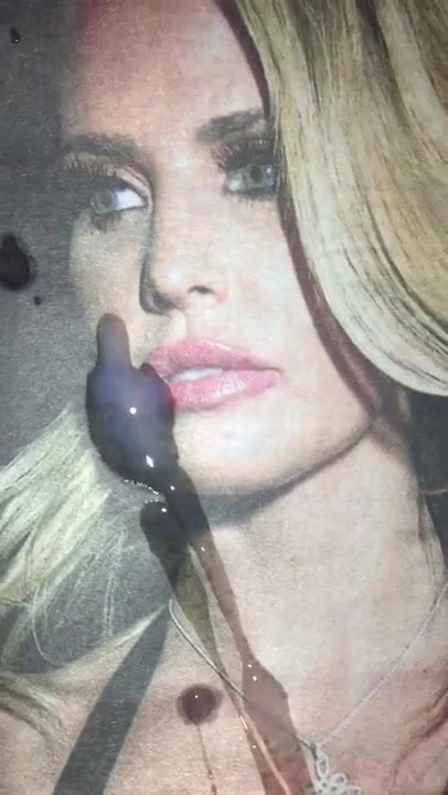 Katie Price vzdává hold mrdce 5