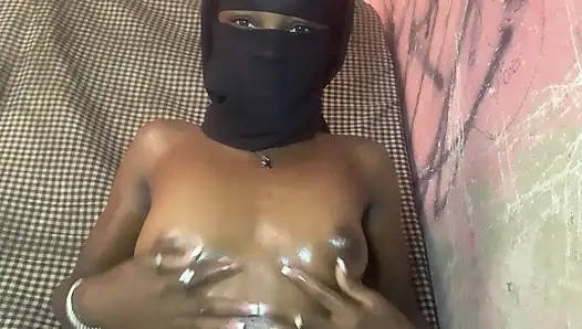 Heißes zierliches ebenholz-schätzchen genießt solo-moment, der ihre möpse streichelt