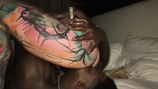 Büyük zenci yarağı sürtük döl ve sidik ödülü alıyor.