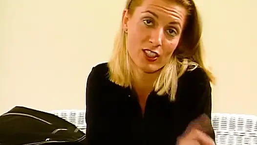 Cewek seksi rambut pirang asal jerman lagi pamer tubuh aduhainya dengan lingerie seksi