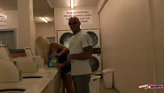 Deneyimli sarışın orta yaşlı seksi kadın Regan Anthony kel bir adam tarafından alınıyor ve sikiliyor