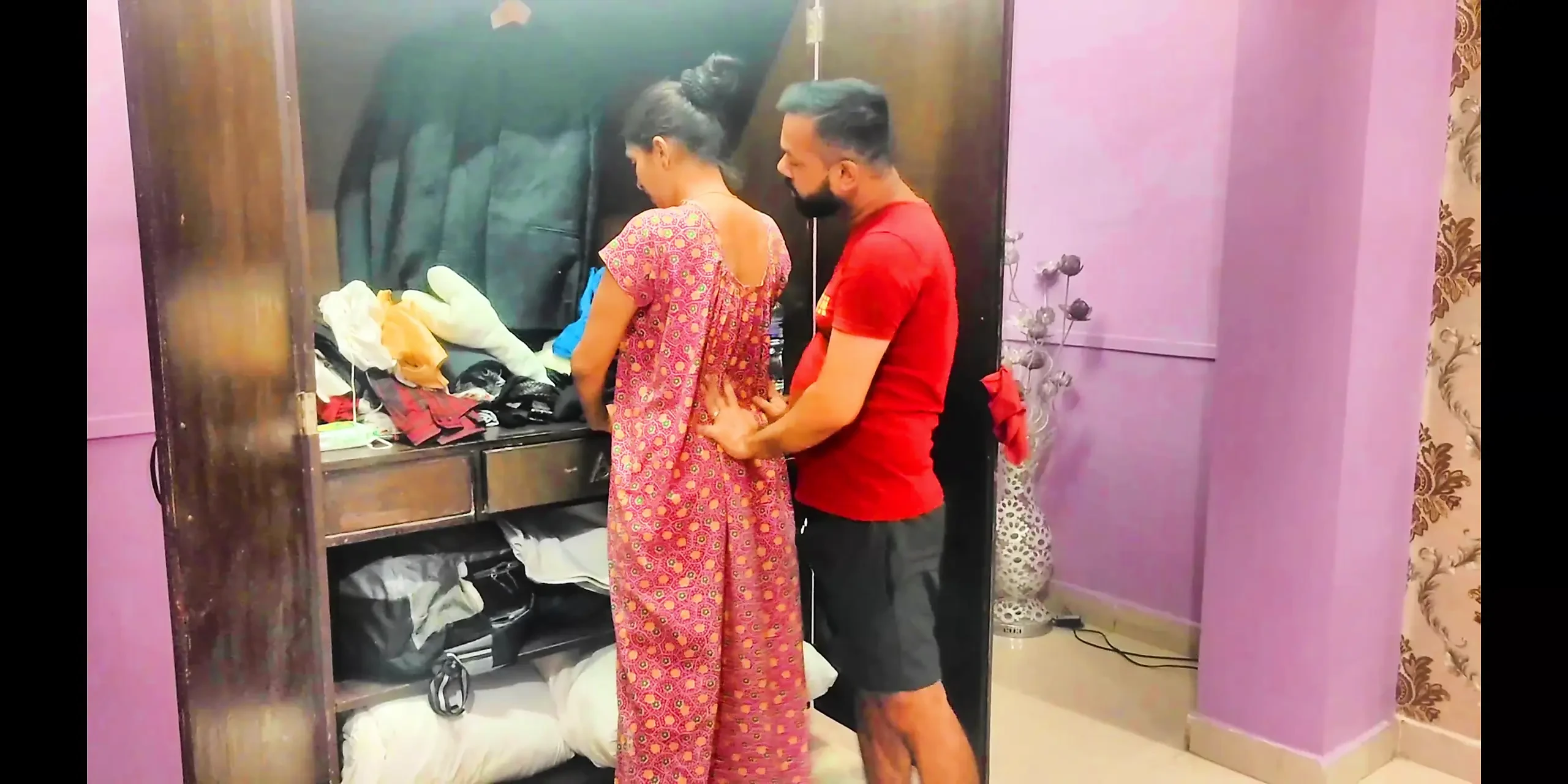 Kamavli bibi ne chori ki koshish ki aur makan malik dvara chudaee ki saja di gee .