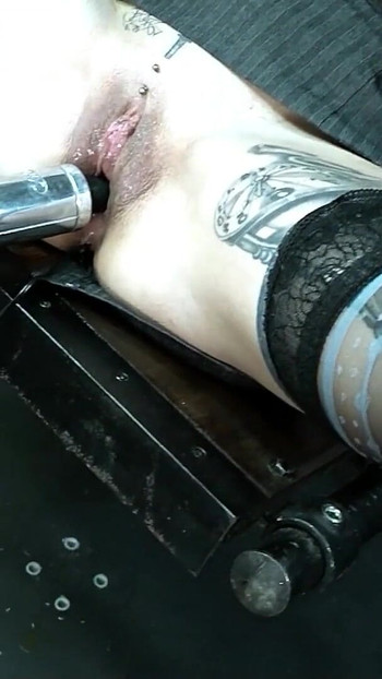 Velkolepý okamžik z "Perverzní dildo stroj anální sex a fisting pro německou submisivní zralou"