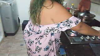 Bbw - empregada sexy preparando o jantar com final feliz