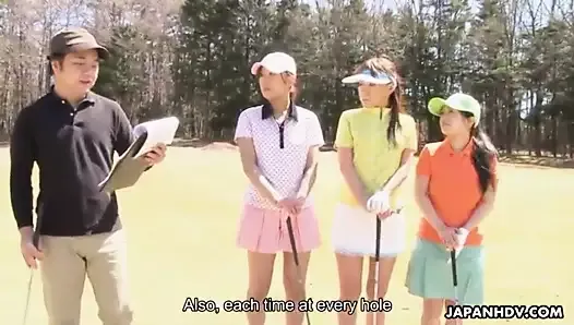 Une Asiatique se déshabille sur le parcours de golf
