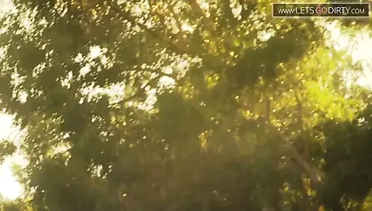 Ateşli kız barajda denize açılırken büyük bir yarağa biniyor