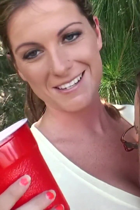 Petrecere reală a curvelor - caucaziană Cindy Jones le seduce pe Jenny Anderson, Ivan și Steven Stirling pentru o acțiune rapidă cu orgie sălbatică