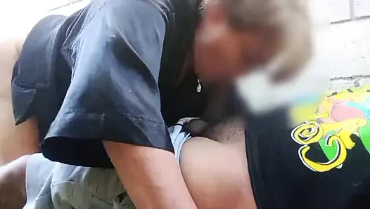 Olgun bir üvey anneyle açık havada seks, büyük bir götü var ve bana harika bir sakso çekiyor