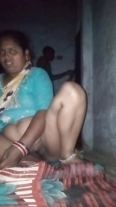 Uncle ne aunty ko aisa choda aunty ki chut me khoon nikal gya