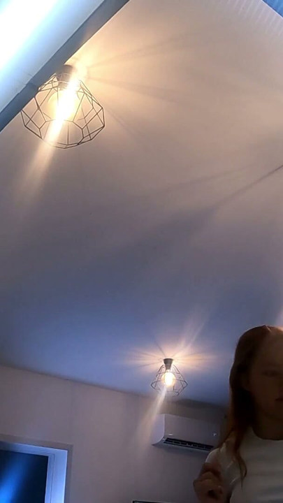 Heißes, zierliches College-Girl in echtem Schulmädchen-Look mit kariertem Minirock zeigt in der Küche ihre Beine und Baumwollhöschen | Clip 1