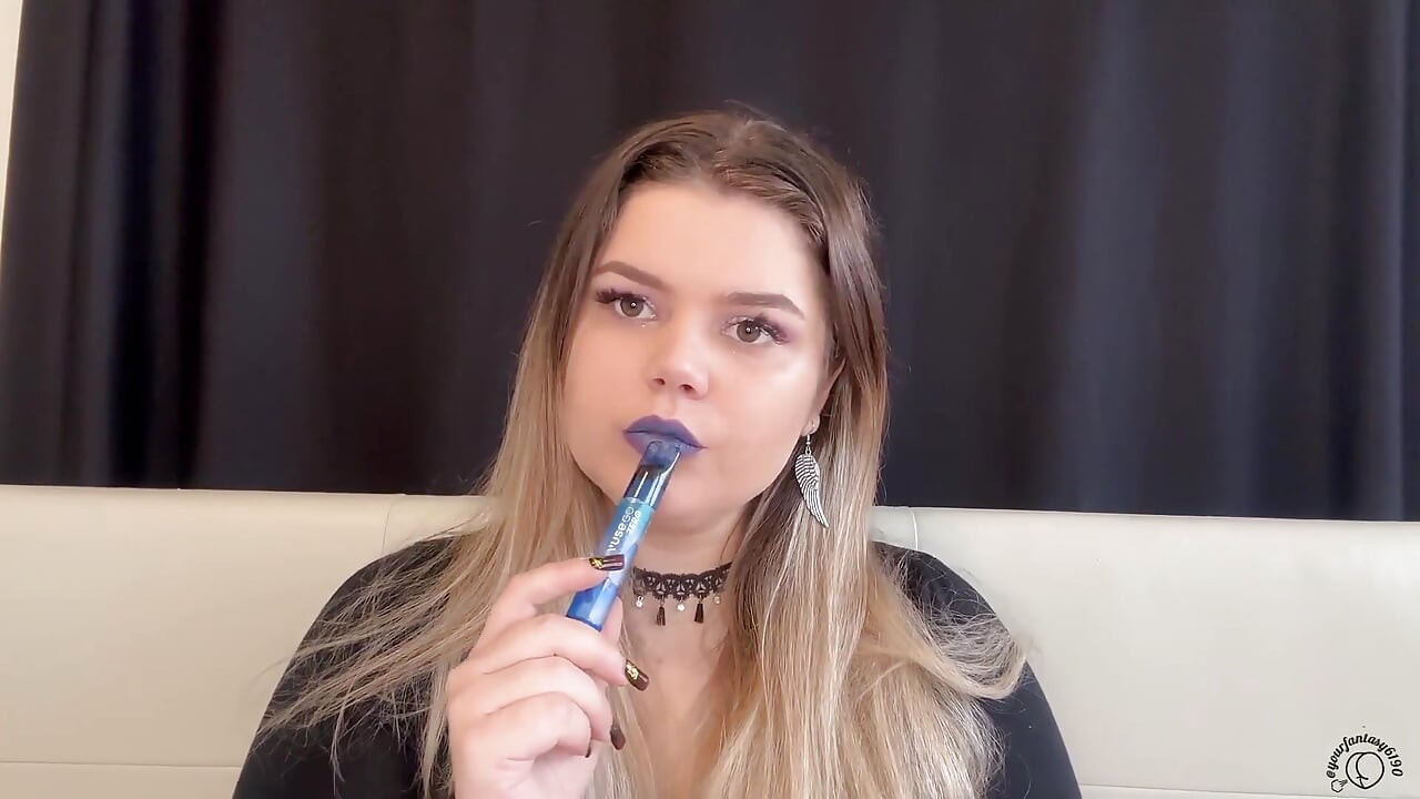 Поклоняйтеся моєму диму: товстушка богиня пухкає Cig & Vape