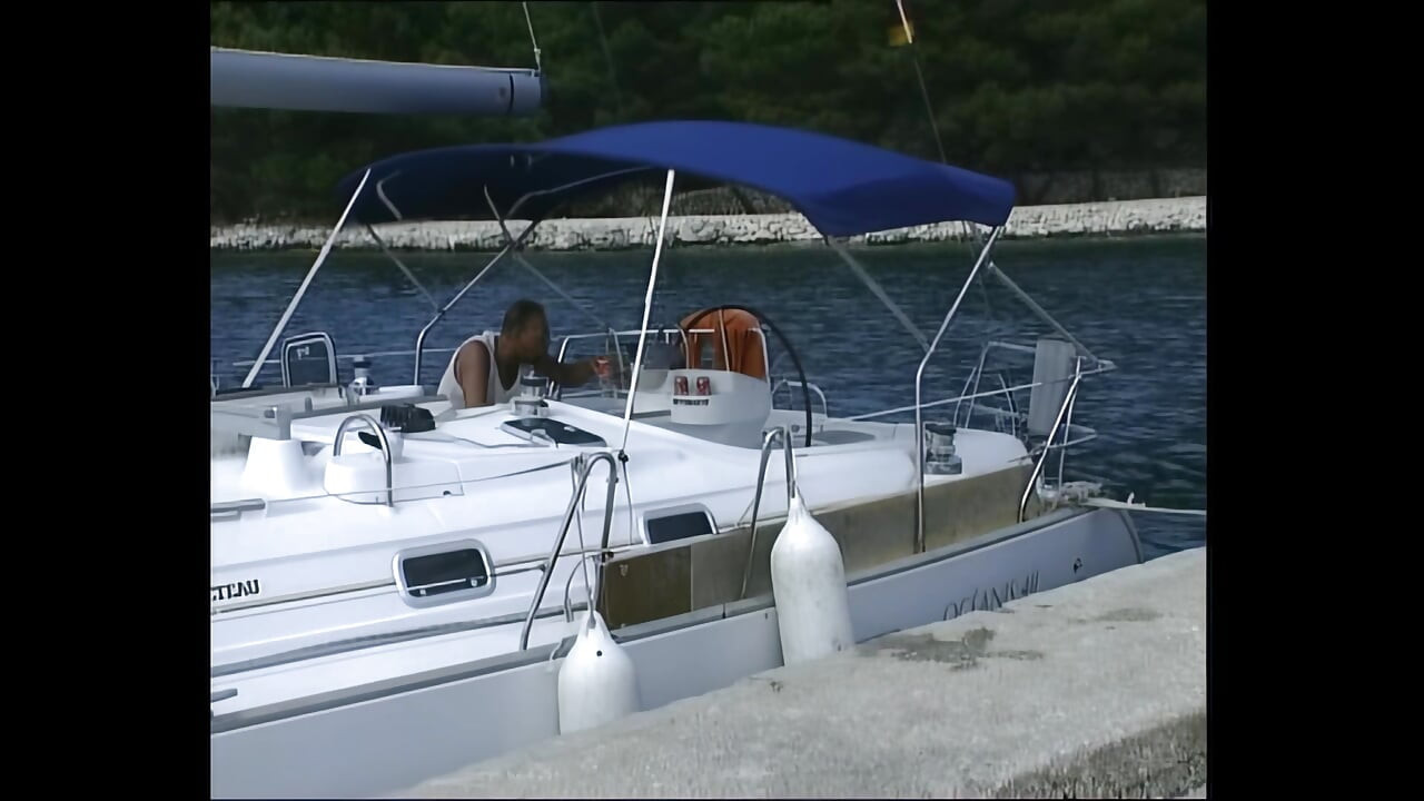 En blond slampig MILf tycker om att bli knullad av sin yachtkapten