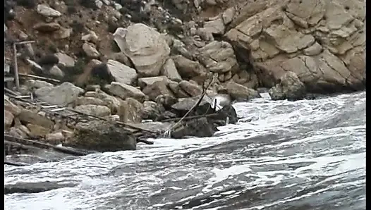 Фантастической крошке с огромными сиськами вылизывают киску на улице