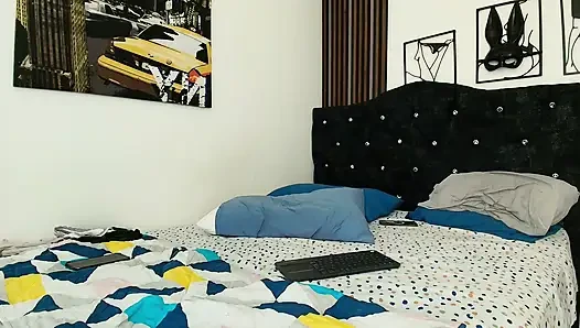 Kami saling menyentuh di tempat tidurnya sangat pelacur temanku