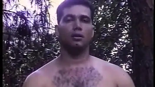 Sunburnt aygır kız arkadaşları yaşlı sombrero'yu tozladıktan sonra diğer adam tarafından götünü siktiriyor