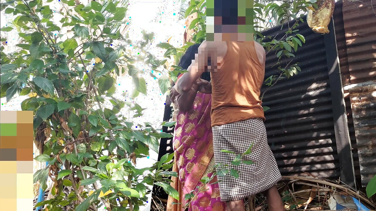 Mătușa căuta ceva în grădină și am făcut sex cu ea