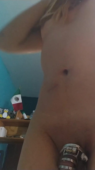 痩せたトランスガールが体を見せて激しく遊ぶ |クリップ1