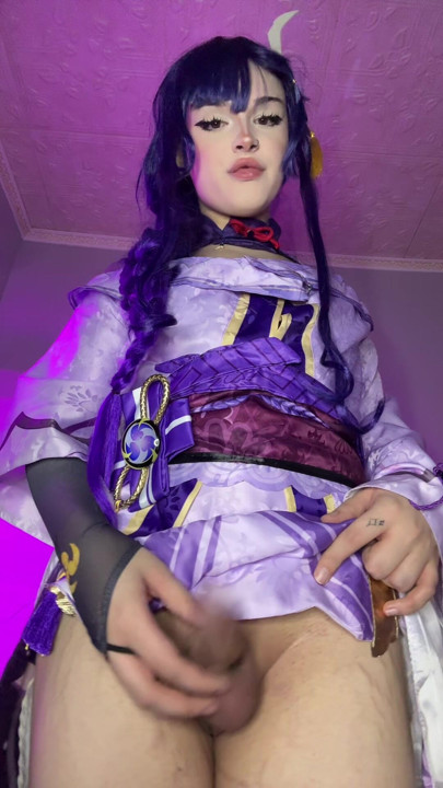 Femboy cosplayer brinca com um pau