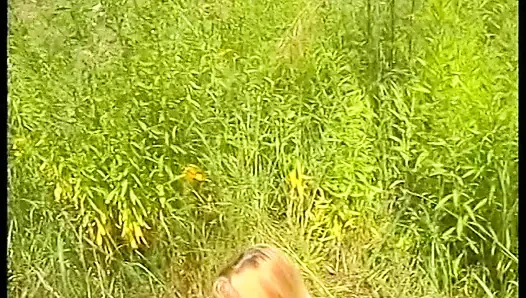 Kıllı sarışın piliç açık havada amını havuçla dolduruyor