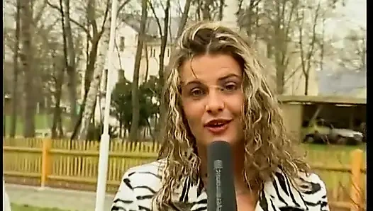 Татуированная брюнетка снимает одежду и показывает горячее татуированное тело