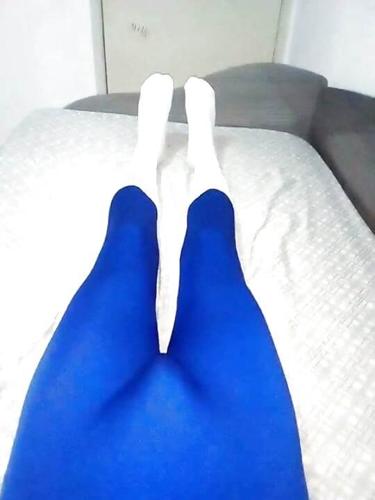Διασκέδαση στο σπίτι με μπλε στολή Zentai και κάλτσες