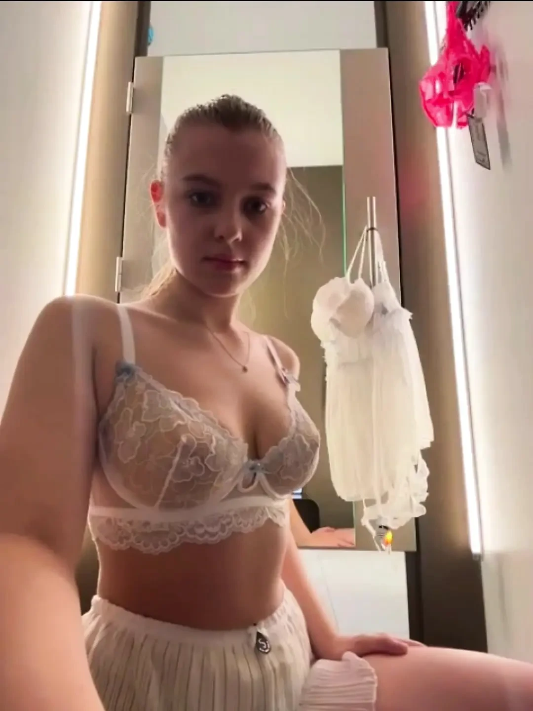 Jucielussie在更衣室公共场合自慰