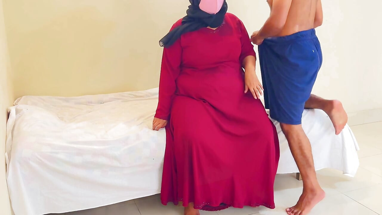 Een mollige moslima schoonmoeder neuken in een rode burqa & hijab (deel 2)