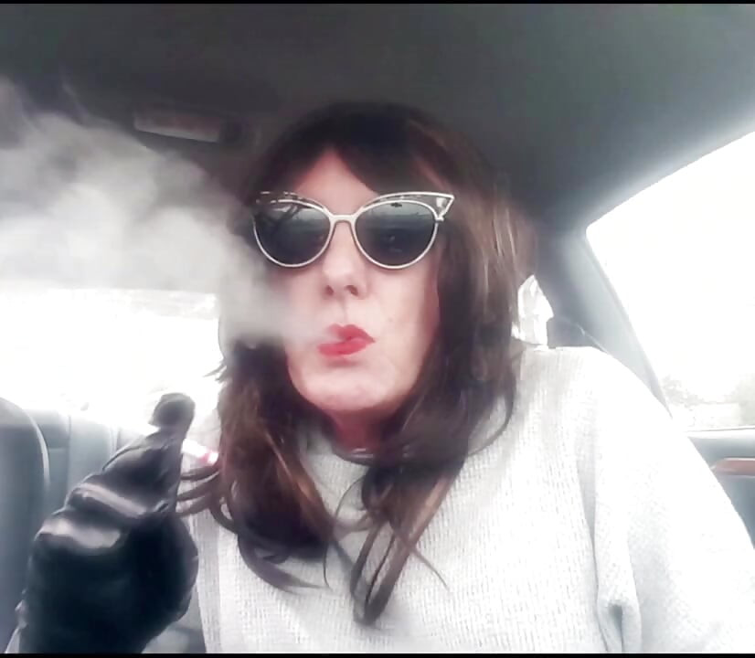 MAMA RUTHIE A GOZAR OS SEUS MARLBORO 100 MENTHOLS NA CASA DE BANHO