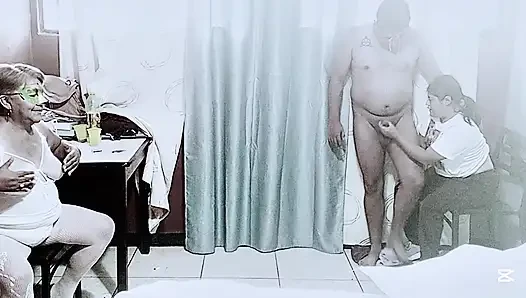 Üvey annem masum kız arkadaşımın sikimi emmesini izlemeyi seviyor
