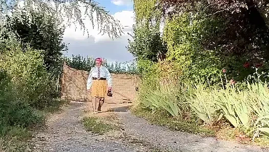 Bir akşam dışarıda çiçeklerle kısa sarı etekle gündelik giyiniyor
