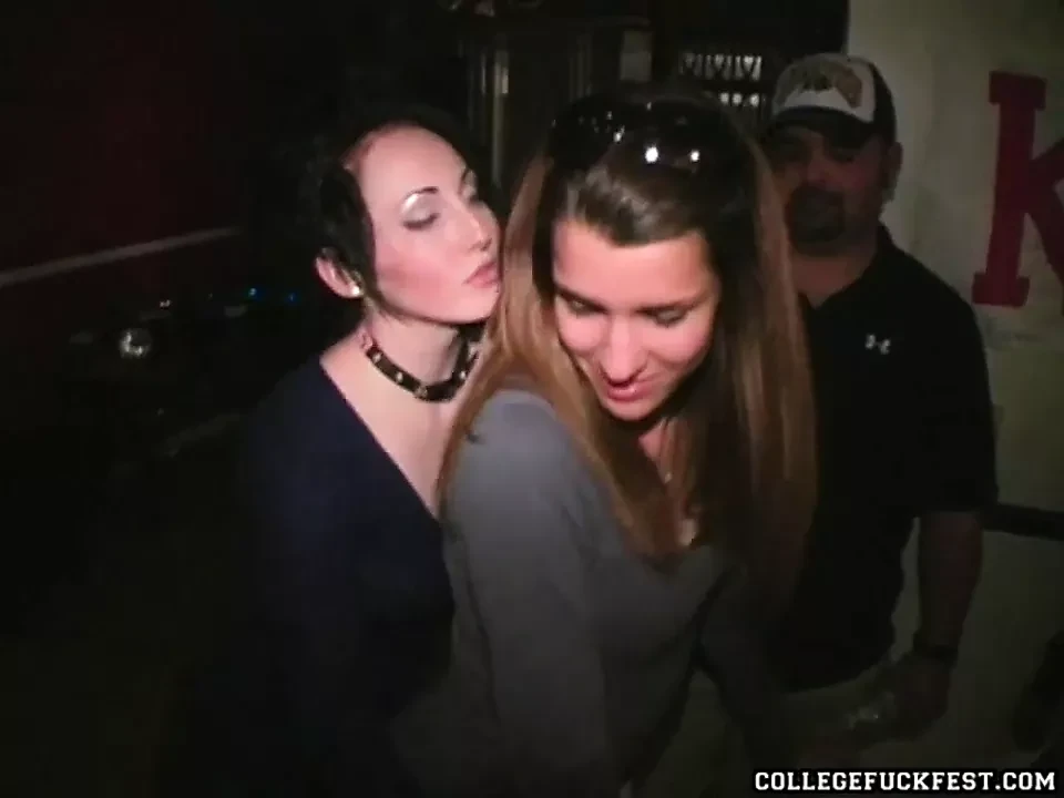 Adolescente lesbos lamer coño en fiesta de fraternidad