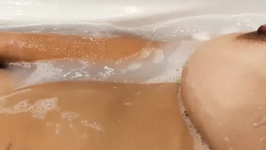 Aku mengundang tetanggaku untuk datang ke kamar mandi dan melihat tubuhku. Cowok ini nonton aku lagi asik ngocok kontolku