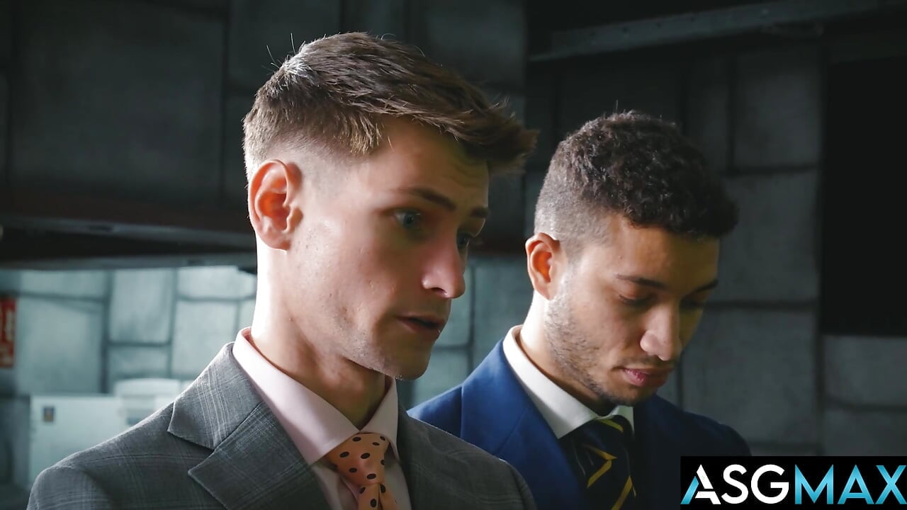 Asgmax - hunk tom storm çift yaraklı grup seks için eğiliyor