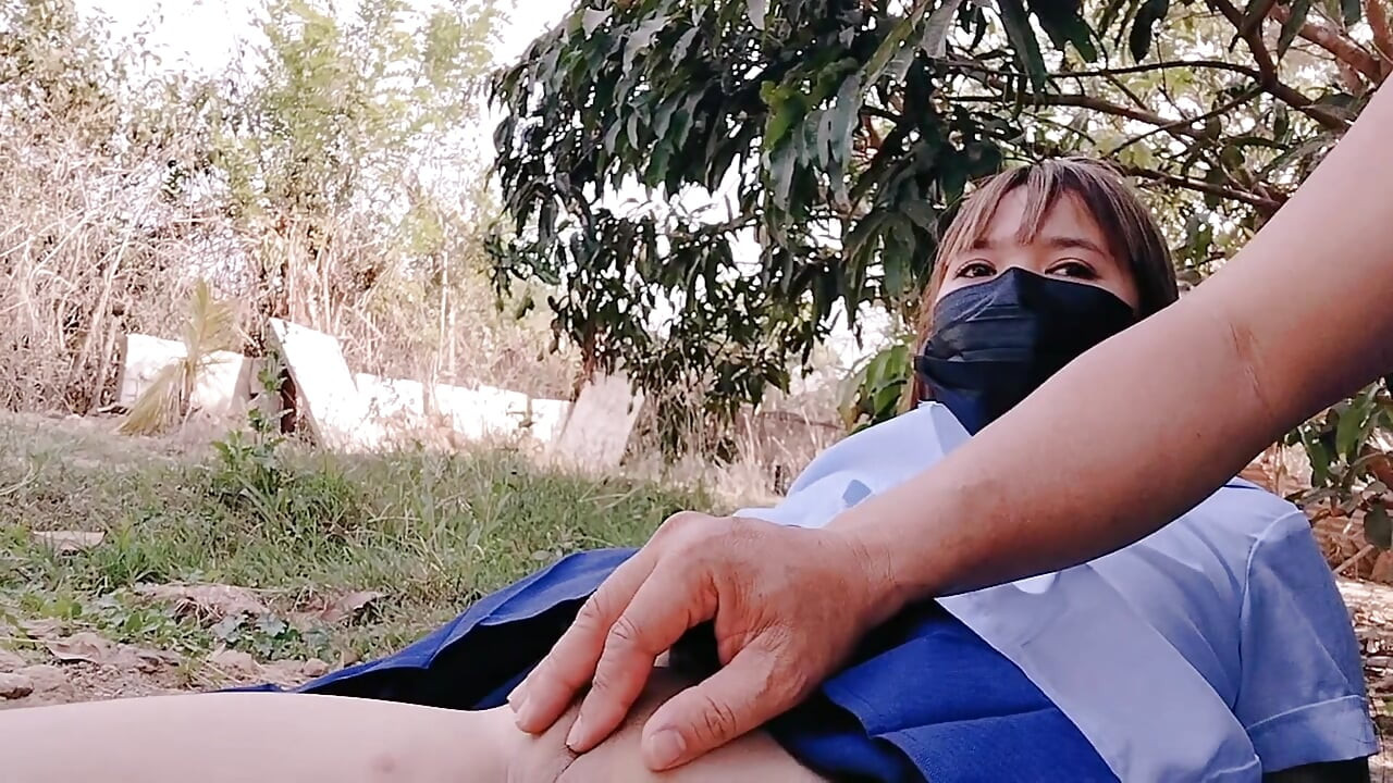 學生上學前在家後面見繼父