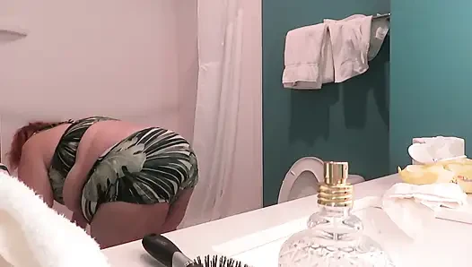 Толстушка медсестра Вики раздевается из нового бикини из 2-х частей