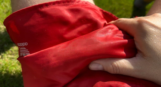 Spelen in mijn Adidas nylon broek in de tuin